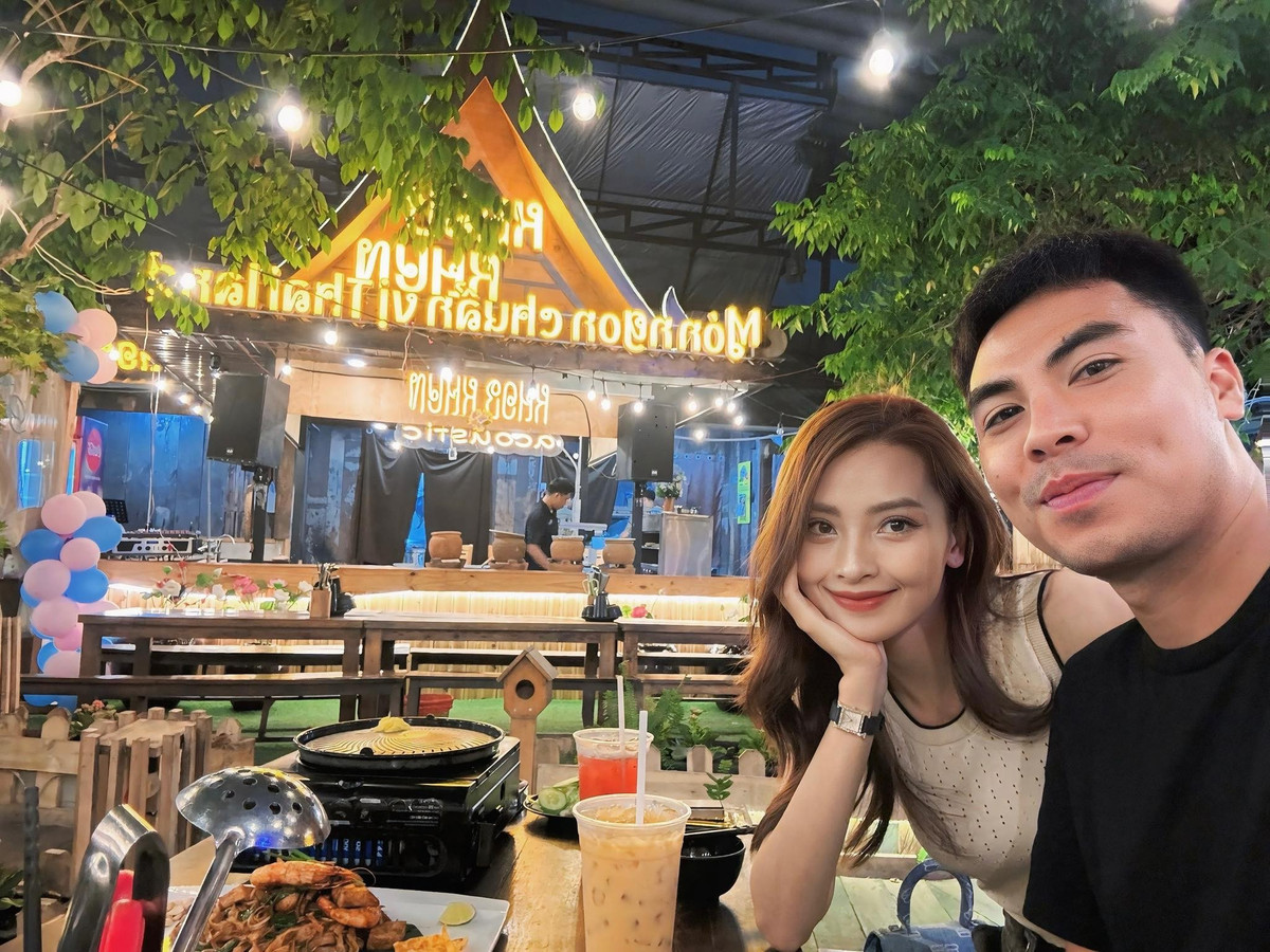 Cả hai đã hẹn hò từ đầu năm 2025. Thời điểm đó, cả Đức Huy và Huyền Trang đều lựa chọn giữ mối quan hệ kín đáo. Chỉ đến khi xuất hiện cùng nhau ở một vài sự kiện và chia sẻ hình ảnh tình cảm, cặp đôi mới chính thức công khai trước công chúng.