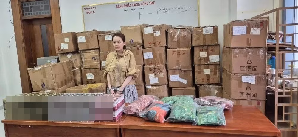 Hình ảnh của Ngân 98 khi bị bắt được trang Công an TP. HCM chia sẻ khiến nhiều người choáng váng. Nữ DJ diện áo khoác gió xộc xệch, nhăn nheo kết hợp cùng quần, lộ vẻ ngoài tiêu điều khác xa hình ảnh sang chảnh trên mạng xã hội.