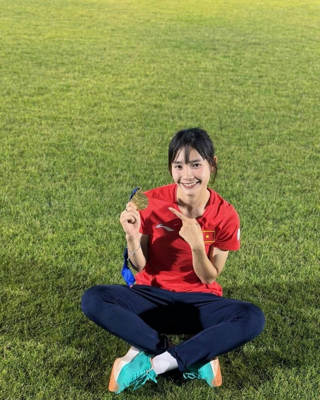 Khánh Linh sớm bộc lộ tài năng từ khi chưa tròn 18 tuổi, ghi dấu ấn ở các giải trẻ châu Á trước khi từng bước góp mặt ở những sân chơi quốc tế và khu vực.