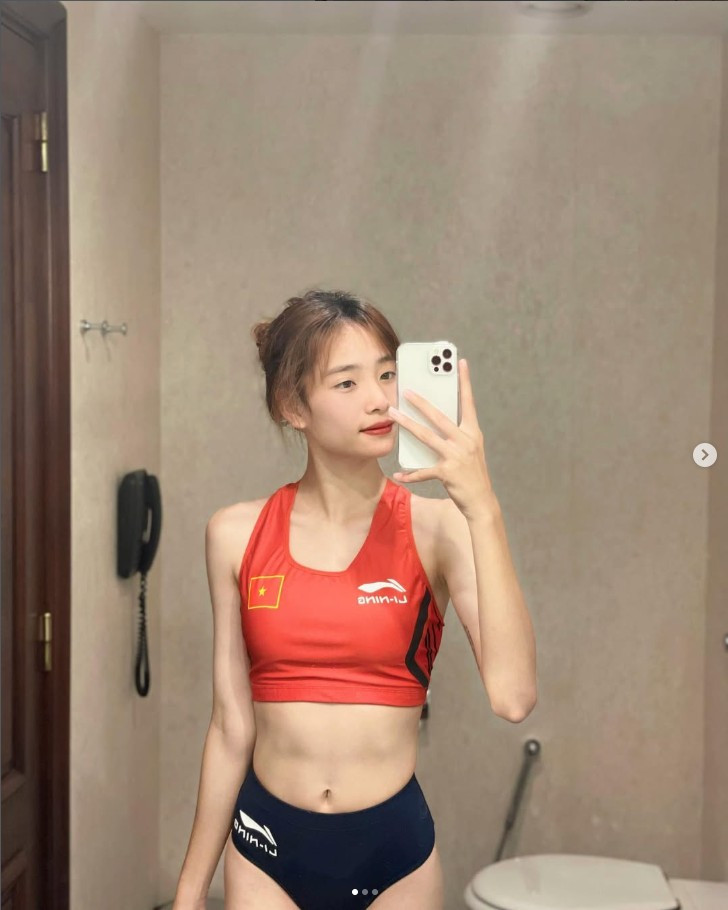 Theo giới thiệu của Sanook, Nguyễn Khánh Linh sinh ngày 10/7/2006, hiện mới 19 tuổi nhưng đã được xem là một trong những gương mặt trẻ triển vọng nhất của điền kinh Việt Nam.