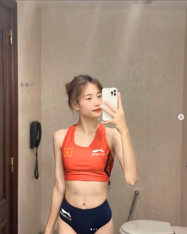 Theo giới thiệu của Sanook, Nguyễn Khánh Linh sinh ngày 10/7/2006, hiện mới 19 tuổi nhưng đã được xem là một trong những gương mặt trẻ triển vọng nhất của điền kinh Việt Nam.