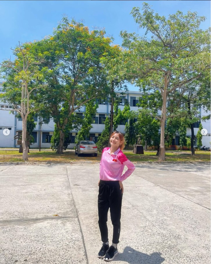 Sanook mô tả rằng sau khi bước vào thi đấu trong ngày đầu tiên của SEA Games 2025, diễn ra hôm 11/12, Nguyễn Khánh Linh đã lập tức tạo nên làn sóng chú ý mạnh mẽ trên mạng xã hội Thái Lan: “Với sức hút tự nhiên và vẻ ngoài dễ thương, cô nhanh chóng trở thành tâm điểm bàn luận, được đông đảo người hâm mộ chia sẻ hình ảnh và nhắc đến rộng rãi”, tờ báo này viết.