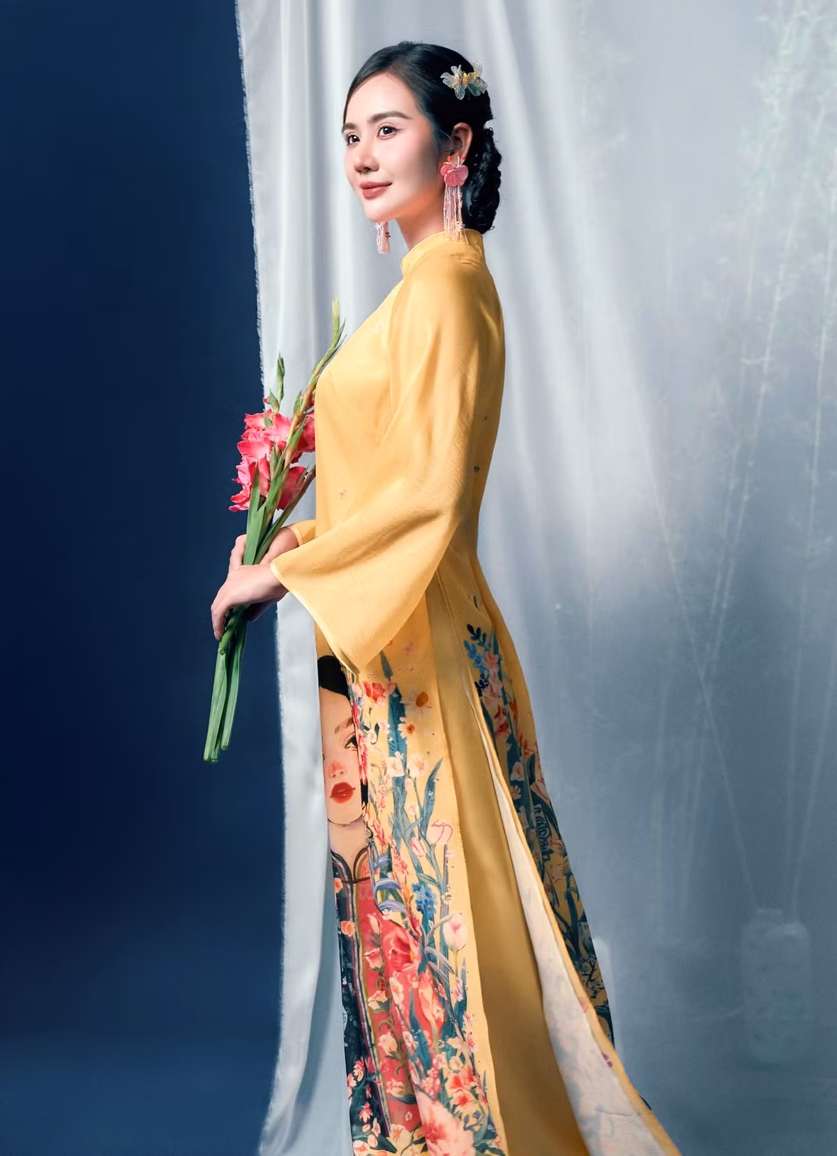 Trong bộ ảnh, Huyền Lizzie lựa chọn nhiều mẫu áo dài với gam màu trang nhã, từ vàng nhạt, đỏ trầm đến hồng phấn, được tô điểm bằng họa tiết hoa mềm mại.