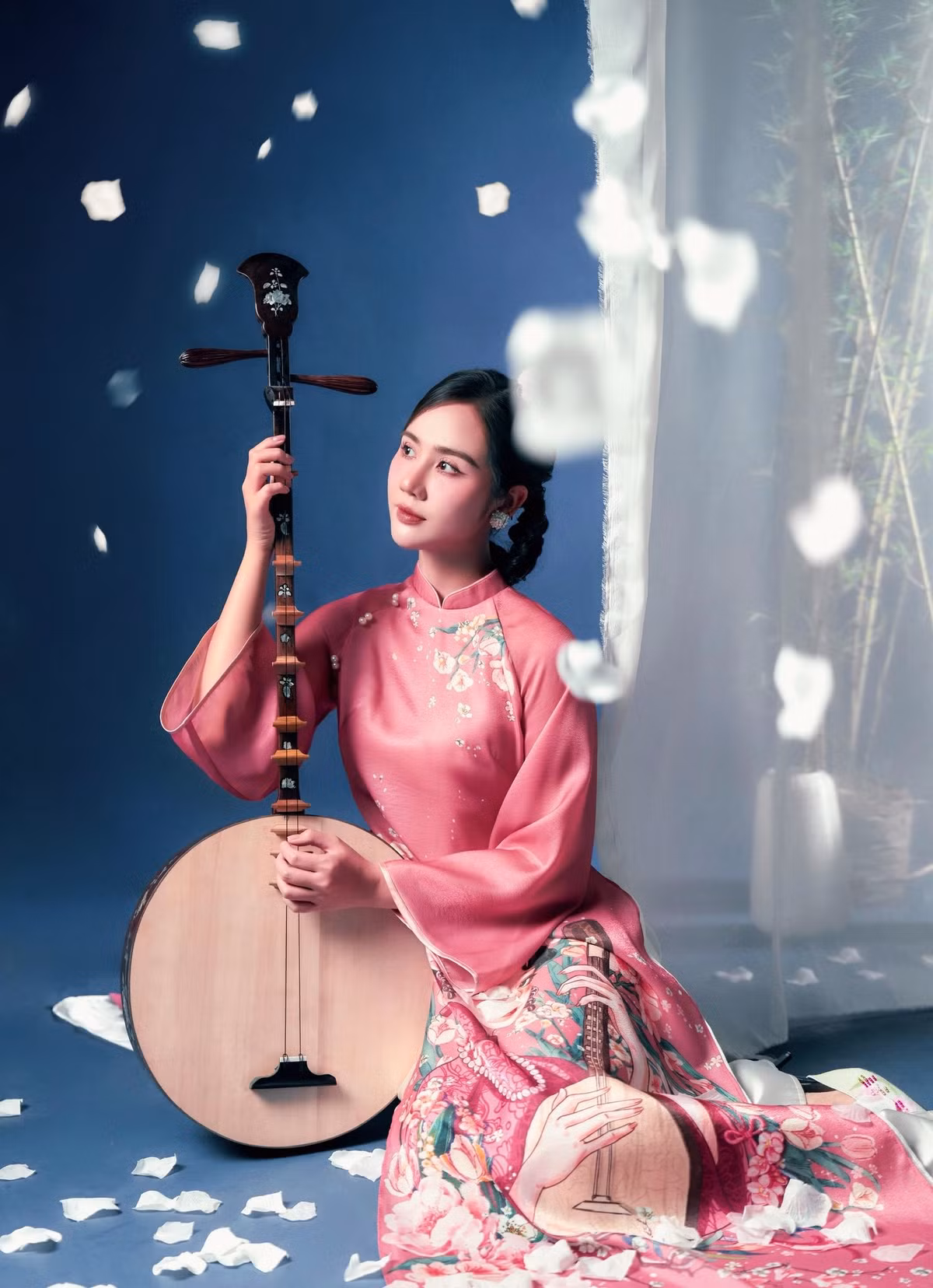 Điểm nhấn nằm ở cách Huyền Lizzie tiết chế phụ kiện, chỉ sử dụng hoa cài tóc, khuyên tai nhỏ để giữ trọn tinh thần truyền thống.