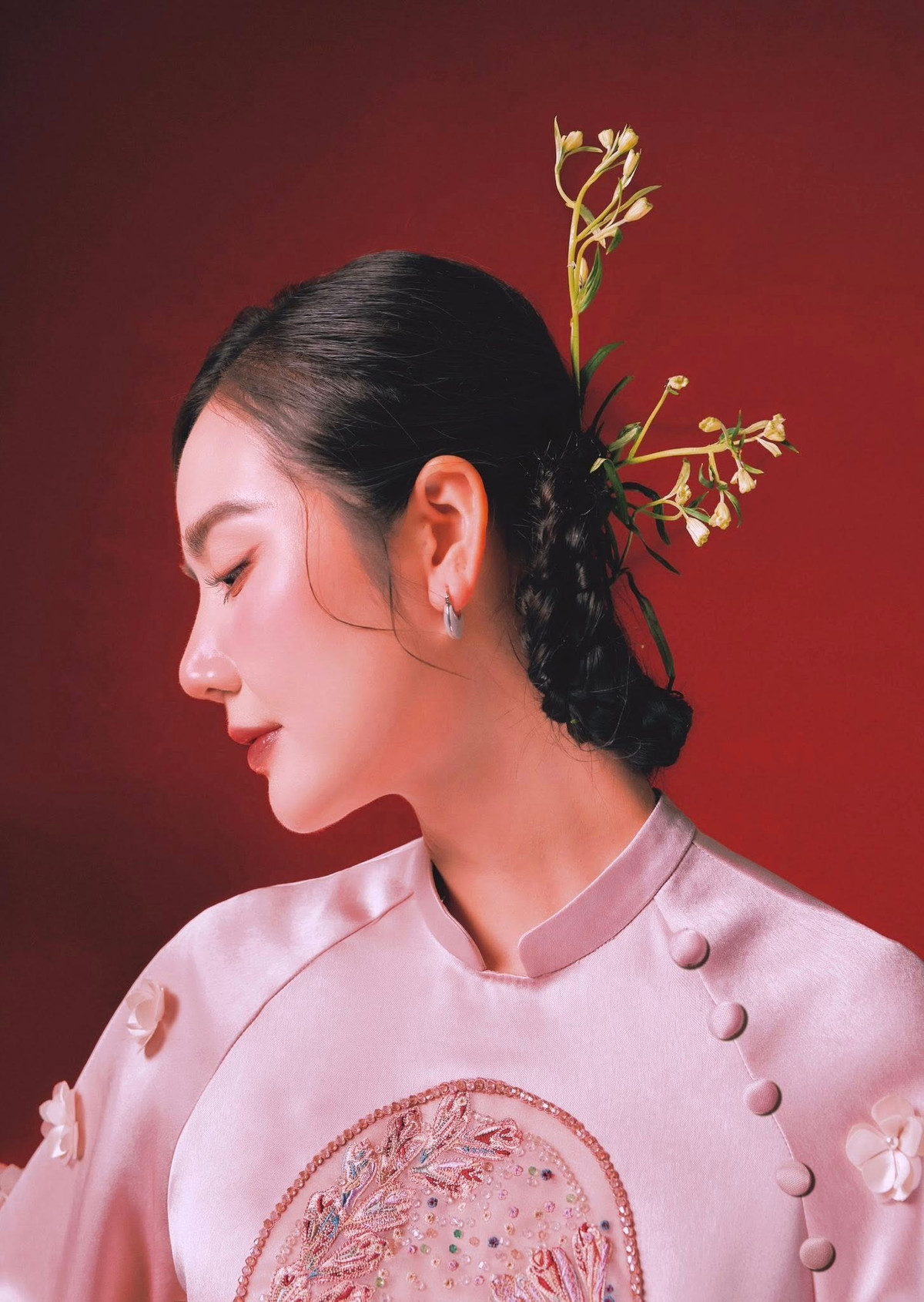 Huyền Lizzie là gương mặt quen thuộc của màn ảnh nhỏ Việt Nam. Xuất thân là hot girl đời đầu, cô từng bước khẳng định khả năng diễn xuất qua hàng loạt bộ phim truyền hình ăn khách của VTV như Bộ tứ 10A8, Lời thú nhận của Eva, Ngược chiều nước mắt, Chạy trốn thanh xuân, Tình yêu và tham vọng, Thương ngày nắng về. Gần đây, nữ diễn viên tiếp tục gây chú ý với các dự án Chúng ta của 8 năm sau và Cách em 1 milimet (2025).