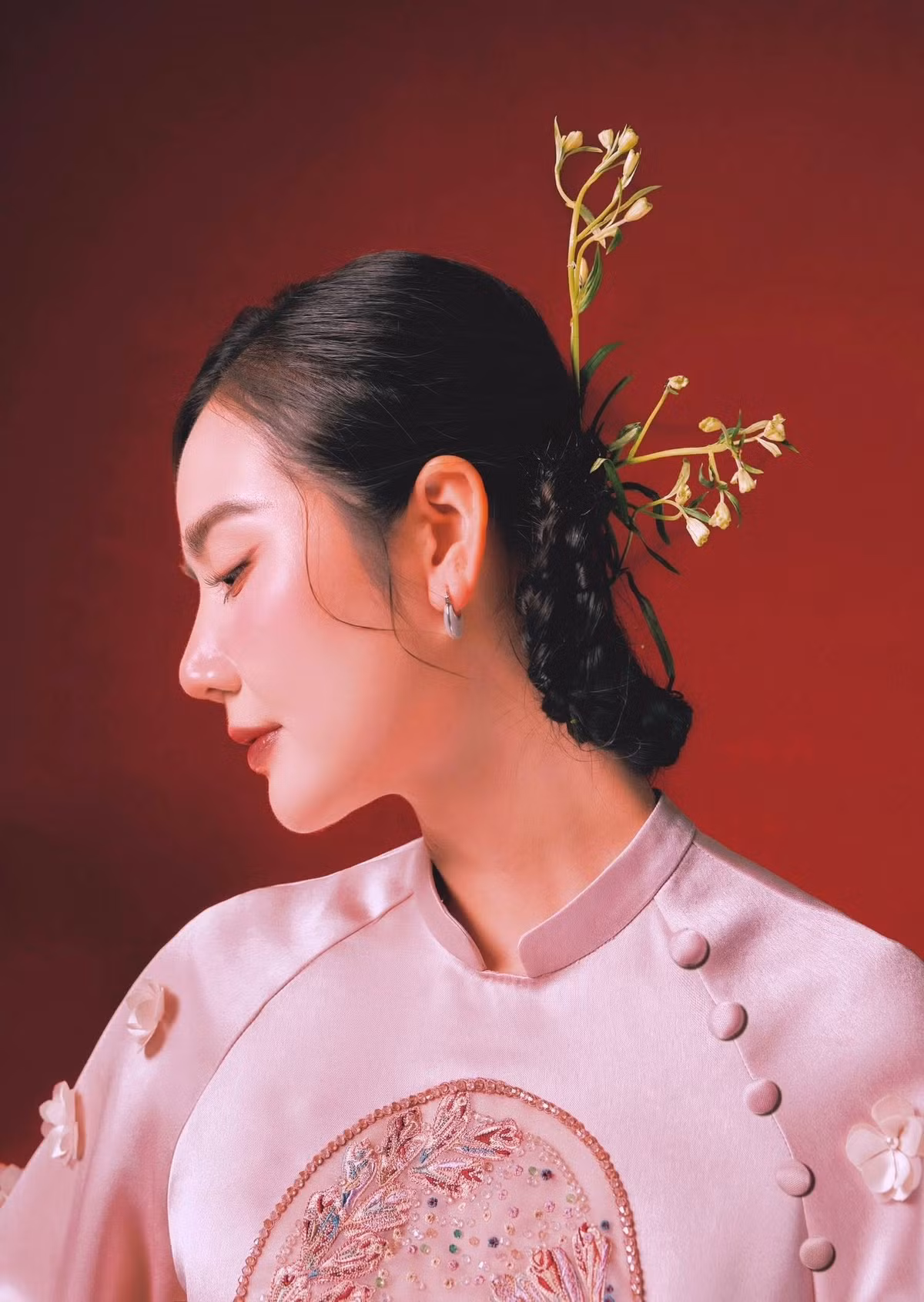 Huyền Lizzie là gương mặt quen thuộc của màn ảnh nhỏ Việt Nam. Xuất thân là hot girl đời đầu, cô từng bước khẳng định khả năng diễn xuất qua hàng loạt bộ phim truyền hình ăn khách của VTV như Bộ tứ 10A8, Lời thú nhận của Eva, Ngược chiều nước mắt, Chạy trốn thanh xuân, Tình yêu và tham vọng, Thương ngày nắng về. Gần đây, nữ diễn viên tiếp tục gây chú ý với các dự án Chúng ta của 8 năm sau và Cách em 1 milimet (2025).