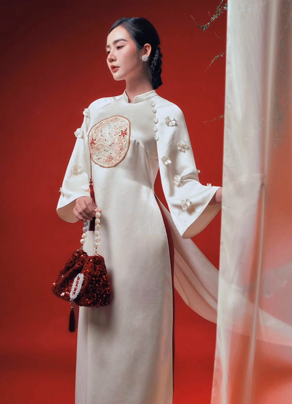 Bên cạnh sự nghiệp diễn xuất ổn định, đời sống cá nhân của Huyền Lizzie cũng nhận được nhiều sự quan tâm. Sau khi ly hôn vào năm 2019, cô lựa chọn làm mẹ đơn thân và dành nhiều thời gian chăm sóc con trai – bé Nem.