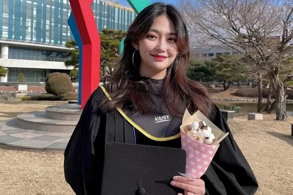 View - Danh tính cô giáo dạy Toán gây sốt với "vẻ đẹp tri thức" | Báo Tri thức và Cuộc sống - TIN TỨC PHỔ BIẾN KIẾN THỨC 24H