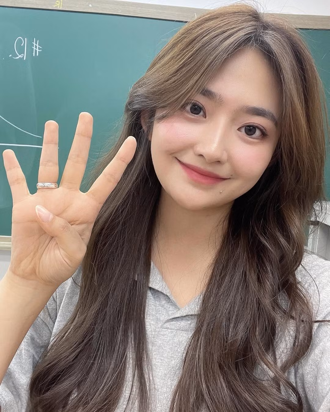 Trong thời gian là sinh viên, cựu idol cũng làm người mẫu cho tạp chí của trường đại học.