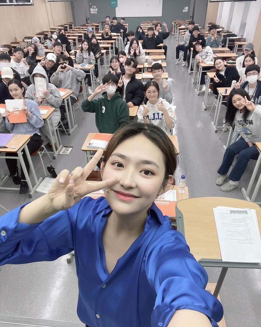 View - Danh tính cô giáo dạy Toán gây sốt với "vẻ đẹp tri thức" | Báo Tri thức và Cuộc sống - TIN TỨC PHỔ BIẾN KIẾN THỨC 24H