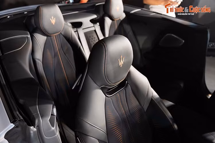 Cung cấp năng lượng cho động cơ là bộ pin 92,5 kWh. Xe có 4 chế độ lái gồm GT, Sport, Corsa và Max Range. Nhờ công suất ấn tượng, GranCabrio có thể tăng tốc từ 0-100 km/h trong 2,8 giây và đạt tốc độ tối đa 290 km/h. Quan trọng hơn, mẫu xe này dự kiến ​​sẽ có phạm vi hoạt động theo WLTP lên đến 447 km.