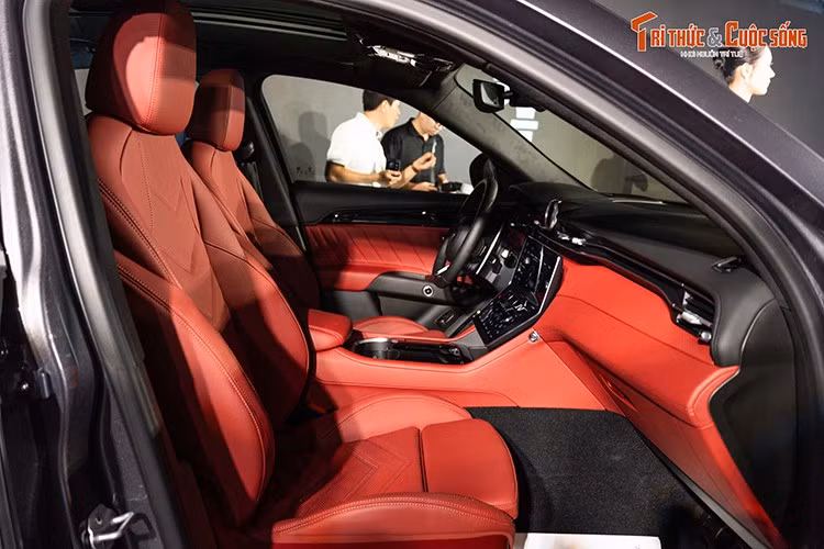 Xe hỗ trợ Apple CarPlay và Android Auto không dây, đồng thời được tích hợp trợ lý ảo Maserati Intelligent Assistant (MIA) – mang đến trải nghiệm kỹ thuật số mượt mà và cá nhân hóa tối ưu.