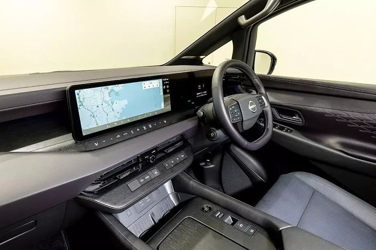 Thêm vào đó là hai màn hình 14,3 inch ở phía trước và màn hình giải trí riêng dành cho hành khách phía sau. Đèn viền nội thất 64 màu, cửa gió trung tâm đặt thấp tích hợp camera và cửa gió hai bên được bố trí cao cũng được trang bị cho mẫu MPV cỡ lớn này.