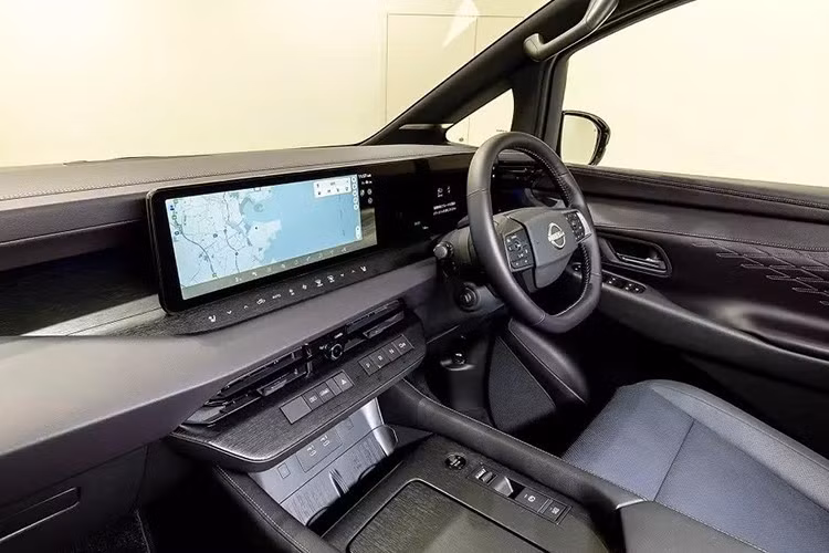 Thêm vào đó là hai màn hình 14,3 inch ở phía trước và màn hình giải trí riêng dành cho hành khách phía sau. Đèn viền nội thất 64 màu, cửa gió trung tâm đặt thấp tích hợp camera và cửa gió hai bên được bố trí cao cũng được trang bị cho mẫu MPV cỡ lớn này.