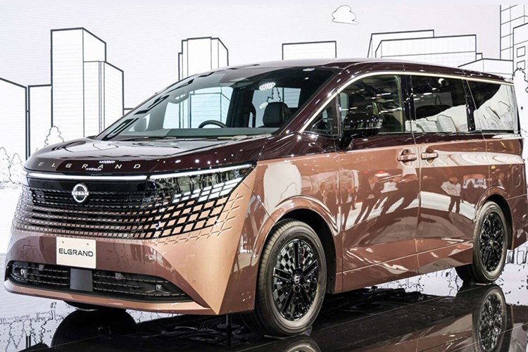 Cuối cùng là gói an toàn chủ động ProPilot nâng cấp, cho phép lái rảnh tay ở vận tốc dưới 50 km/h. Tính năng này sẽ rất hữu ích khi tắc đường. ProPilot 2.0 cũng có mặt, hỗ trợ lái rảnh tay trên cao tốc và tự động chuyển làn khi người lái bật tín hiệu. Giá bán của Nissan Elgrand 2026 hiện vẫn chưa được công bố.