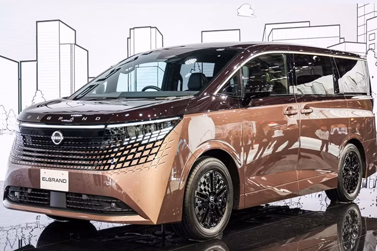 Cuối cùng là gói an toàn chủ động ProPilot nâng cấp, cho phép lái rảnh tay ở vận tốc dưới 50 km/h. Tính năng này sẽ rất hữu ích khi tắc đường. ProPilot 2.0 cũng có mặt, hỗ trợ lái rảnh tay trên cao tốc và tự động chuyển làn khi người lái bật tín hiệu. Giá bán của Nissan Elgrand 2026 hiện vẫn chưa được công bố.