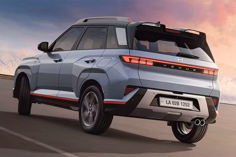 Ở thế hệ mới, Venue N Line có diện mạo cơ bắp và góc cạnh hơn. Phần đầu xe nổi bật với lưới tản nhiệt tối màu, các khe hút gió lớn cùng hệ thống đèn định vị ban ngày kiểu “Twin Horn”. Cản trước được thiết kế với các chi tiết mở rộng hai bên, lấy cảm hứng từ mẫu Creta N Line.