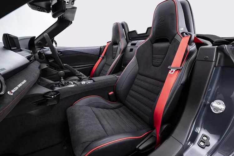 Đối với bản tiêu chuẩn, công suất sản sinh tối đa đạt 181 mã lực; còn bản 12R có cải tiến ống xả mới, cổng nạp mới, nâng cấp trục cam... công suất được đẩy lên 197 mã lực.