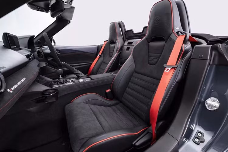 Đối với bản tiêu chuẩn, công suất sản sinh tối đa đạt 181 mã lực; còn bản 12R có cải tiến ống xả mới, cổng nạp mới, nâng cấp trục cam... công suất được đẩy lên 197 mã lực.