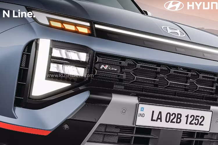 Xe sử dụng mâm hợp kim 17 inch cắt kim cương, kết hợp cùm phanh màu đỏ và đường viền đỏ chạy dọc cản xe và thân xe. Các chi tiết như vòm bánh đồng màu thân, cánh gió sau lớn...