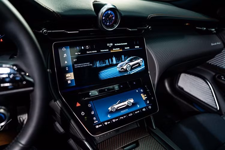 GranCabrio Folgore được phát triển trên nền tảng điện 800V, ứng dụng các giải pháp kỹ thuật tiên tiến từ đường đua Formula E. Công nghệ này mang đến khả năng vận hành vượt trội, đồng thời vẫn giữ trọn sự mượt mà và tinh tế đặc trưng của Maserati.