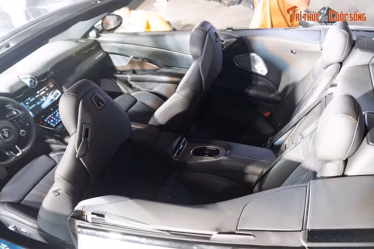 Mẫu xe điện hạng sang mui trần này được trang bị khối động cơ với 3 motor điện, gồm 1 motor ở trục trước và 2 motor ở trục sau. Thiết lập này giúp chiếc xe có được hệ truyền động 4 bánh. Hệ truyền động này cho tổng công suất 751 mã lực và mô-men xoắn cực đại 1.350 Nm.