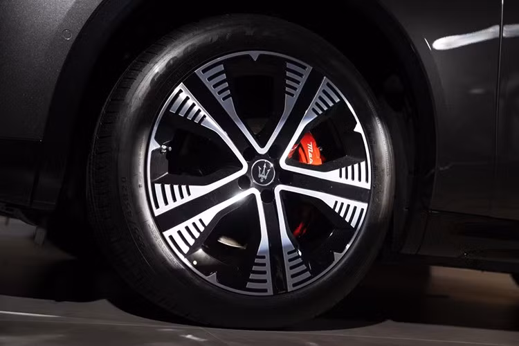 Màu sơn Grigio Lava là điểm nhấn đặc biệt, gợi nên hình ảnh dung nham đang chuyển mình giữa tĩnh và động, như câu chuyện về hành trình giao thoa giữa quá khứ lẫy lừng và tương lai điện hóa của thương hiệu.