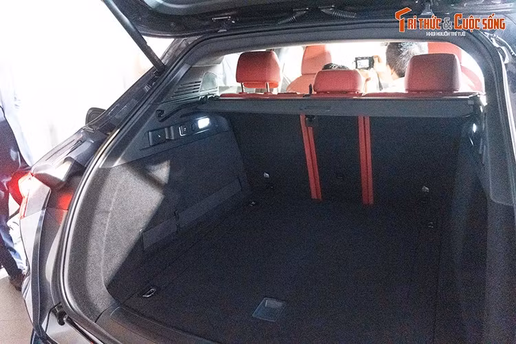 Mẫu xe SUV Maserati Grecale Folgore có khả năng tăng tốc 0–100 km/h trong 4,1 giây, thể hiện rõ tinh thần thể thao và cảm xúc lái đậm chất Maserati dù sử dụng hệ truyền động điện.