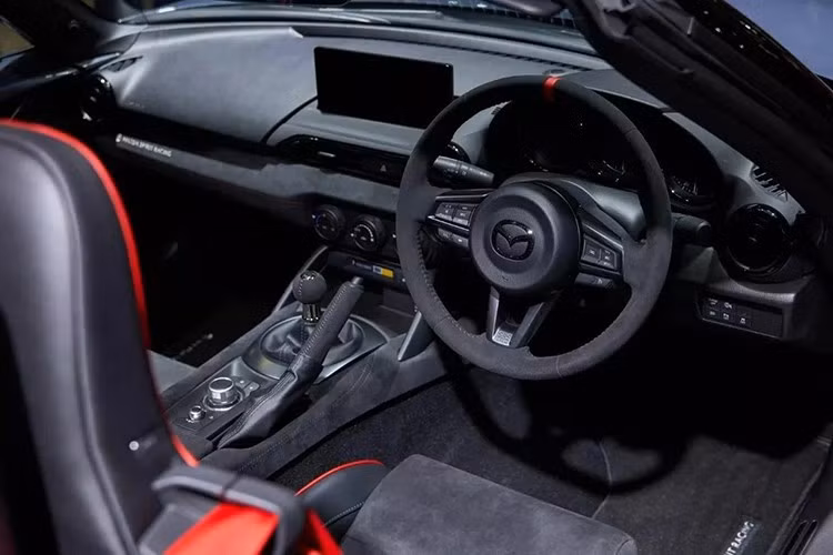 Nội thất Mazda MX-5 Spirit Racing Roadster phiên bản 12R có ghế thể thao bọc da Alcantara, dây đai an toàn 4 điểm.