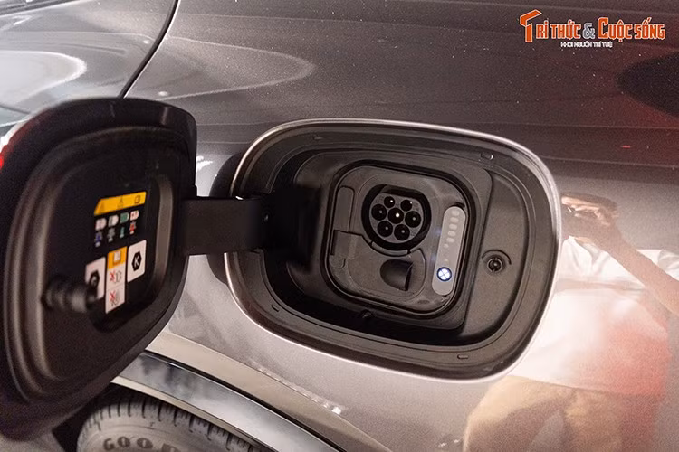 GranCabrio Folgore sử dụng pin dung lượng 92,5 kWh, hỗ trợ sạc nhanh 400V DC, 150kW từ 20-80% chỉ trong 20 phút. Với công nghệ này, Maserati mang đến cho khách hàng sự tiện lợi tối đa, giúp hành trình trở nên liền mạch và không gián đoạn.