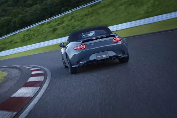 Tại Nhật Bản, Mazda MX-5 Spirit Racing Roadster bản tiêu chuẩn có giá khởi điểm 5,265 triệu yen (khoảng 34.400 USD quy đổi 905 triệu đồng) với tổng cộng 2.200 xe được sản xuất.