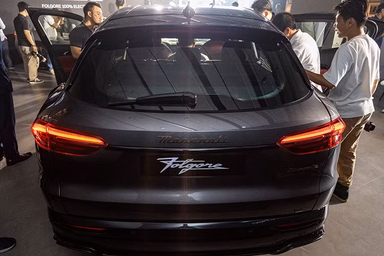 Về ngoại hình, Grecale Folgore vẫn giữ nguyên phong cách đặc trưng của Maserati vừa thể thao, vừa thanh lịch với các đường nét tinh tế và khí động học tối ưu.