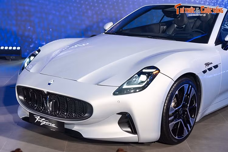 Phần đầu xe của Maserati GranCabrio Folgore được trang bị lưới tản nhiệt rộng và đặt thấp, trong khi đèn pha vuốt ngược. So với bản náy xăng, xe được thay đổi một số chi tiết nhằm tối ưu hóa về mặt khí động học. Điển hình như phần cản trước được làm mới lại trông mềm mại hơn, khe hút gió đặt 2 bên cũng đã được thu nhỏ lại.