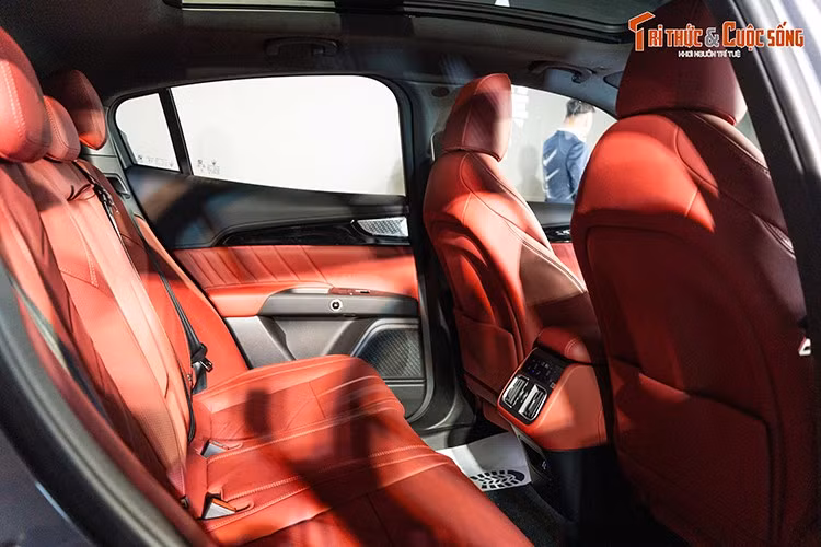 Được thiết kế, phát triển và sản xuất hoàn toàn tại Ý, Grecale Folgore sở hữu pin 105 kWh với công nghệ 400V, cho công suất 550 HP và mô-men xoắn cực đại 820 Nm.