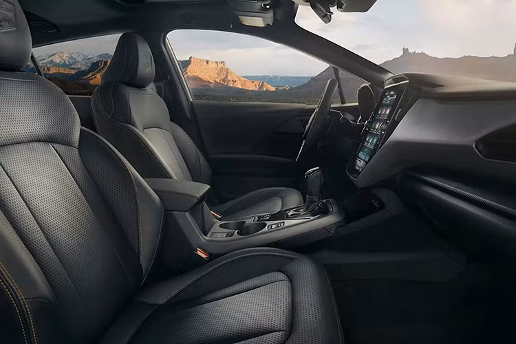 Cabin xe giữ nguyên như phiên bản Crosstrek tiêu chuẩn, trang bị đèn LED toàn bộ, ghế trước chỉnh điện và sưởi, vô lăng sưởi, giá nóc và hệ thống định vị tích hợp.