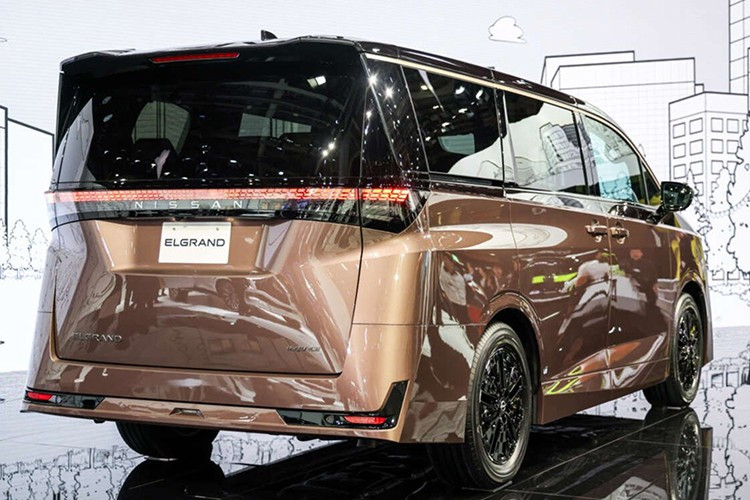 Tổng cộng, xe có 2 mô-tơ điện và một động cơ xăng để duy trì hoạt động. Hiện hãng Nissan chưa công bố thông số vận hành của Elgrand mới. Trong khi đó, Nissan X-Trail e-Power thế hệ thứ 4 sở hữu mô-tơ điện mạnh 204 mã lực/330 Nm phía trước và 136 mã lực/195 Nm phía sau cùng pin 1,8 kWh. Xe sở hữu hệ thống treo chủ động thông minh giúp giảm tình trạng lắc thân xe.