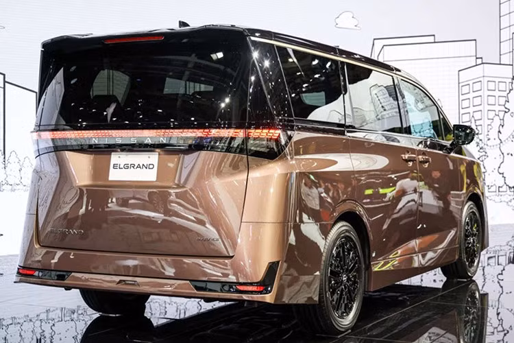 Tổng cộng, xe có 2 mô-tơ điện và một động cơ xăng để duy trì hoạt động. Hiện hãng Nissan chưa công bố thông số vận hành của Elgrand mới. Trong khi đó, Nissan X-Trail e-Power thế hệ thứ 4 sở hữu mô-tơ điện mạnh 204 mã lực/330 Nm phía trước và 136 mã lực/195 Nm phía sau cùng pin 1,8 kWh. Xe sở hữu hệ thống treo chủ động thông minh giúp giảm tình trạng lắc thân xe.