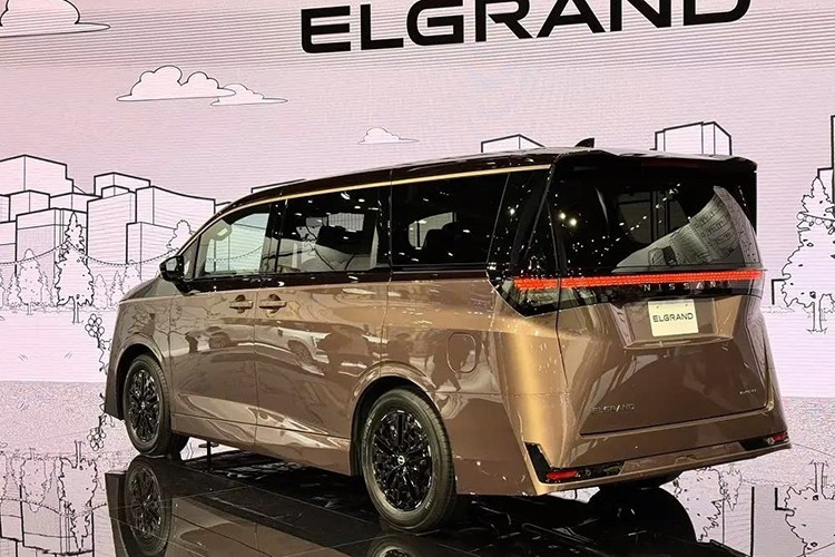 Dù không “điên rồ” như phiên bản concept mang tên Hyper Tourer nhưng Nissan Elgrand 2026 vẫn có thiết kế khá ấn tượng. Nissan gọi ngôn ngữ thiết kế áp dụng cho mẫu xe này là “Timeless Japanese Futurism” (tạm dịch: Chủ nghĩa tương lai Nhật Bản vượt thời gian).