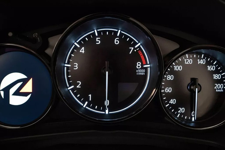 Hai phiên bản đều dùng chung khối động cơ 4 xy-lanh hút khí tự nhiên dung tích 2.0L, chỉ khác nhau ở công suất.