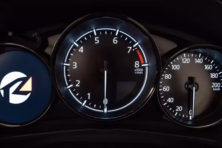 Hai phiên bản đều dùng chung khối động cơ 4 xy-lanh hút khí tự nhiên dung tích 2.0L, chỉ khác nhau ở công suất.