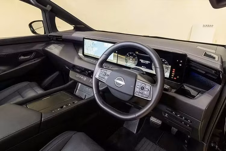 Bên trong xe là không gian nội thất rộng rãi và tiện nghi với những trang bị nổi bật như vô lăng hai chấu, ghế bọc da cao cấp cùng các chi tiết ốp gỗ sang trọng. Tương tự ngoại thất, nội thất cũng đi kèm họa tiết lấy cảm hứng từ Kumiko trên tapi cửa và ghế.