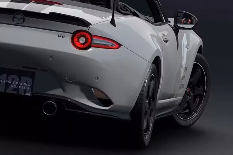 Mazda MX-5 Spirit Racing Roadster sở hữu ngoại thất với màu sơn xám Aero Gray kết hợp điểm nhấn là màu xám đậm tại bộ chia gió trước, ốp sườn hay cánh gió sau.
