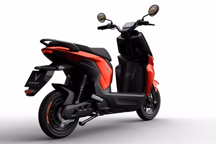 Xe có kích thước dài, rộng, cao lần lượt là 1.745 x 700 x 1.050 mm, chiều cao yên 760 mm, trọng lượng 72 kg tương đương với ZGoo. Tuy nhiên, ngoài trang bị tiêu chuẩn là 1 pin LFP dung lượng 1,2 kWh đi kèm theo xe, Flazz còn có thêm khay gắn pin phụ, giúp tăng quãng đường di chuyển tối đa lên tới 100 km khi sử dụng 2 pin.