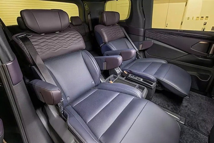 Âm thanh trên xe được phát qua 22 loa Bose, bao gồm cả loa tích hợp trong tựa đầu ghế trước. Ghế hành khách trước và hai ghế giữa được thiết kế kiểu không trọng lực, đi kèm bệ đỡ bắp chân Ottoman. Phía sau cụm điều khiển trung tâm có ổ cắm điện và bên dưới là một tay nắm, có thể là cửa tủ lạnh nhỏ hoặc ngăn chứa đồ.