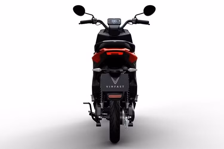 Cả hai mẫu xe máy điện mới đều được VinFast trang bị động cơ Inhub có công suất tối đa 1.100W, đạt chuẩn chống nước IP67. Tốc độ tối đa được giới hạn ở mức 39 km/h (chế độ Sport) và 30 km/h (chế độ Eco), giúp đảm bảo an toàn khi lưu thông trên đường và không yêu cầu bằng lái, phù hợp với mọi khách hàng.