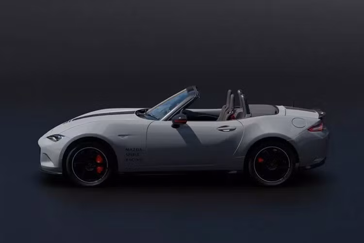 MX-5 Spirit Racing Roadster 2026 được sản xuất dành riêng cho thị trường nội địa Nhật Bản và có hai phiên bản, gồm bản tiêu chuẩn và bản 12R với nhiều cải tiến về hiệu suất.