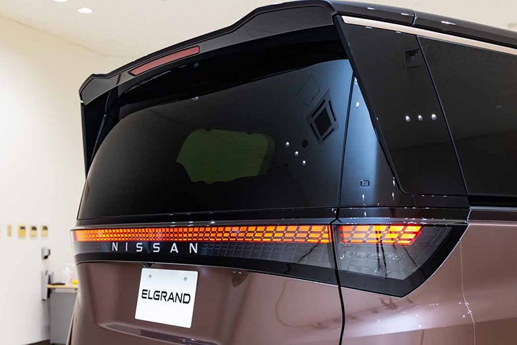 Khu vực bên sườn của mẫu MPV cỡ lớn này có thiết kế khá đơn giản. Trong khi đó, phần đuôi xe lại gây ấn tượng với dáng lõm đặc trưng, cụm đèn hậu nối liền hai bên và cánh gió nhỏ trên nóc. Khu vực này được thiết kế gọn gàng, tinh tế nhưng không quá nổi bật.