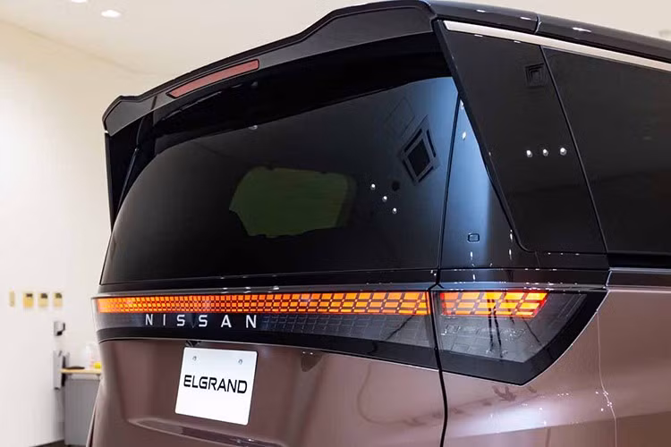 Khu vực bên sườn của mẫu MPV cỡ lớn này có thiết kế khá đơn giản. Trong khi đó, phần đuôi xe lại gây ấn tượng với dáng lõm đặc trưng, cụm đèn hậu nối liền hai bên và cánh gió nhỏ trên nóc. Khu vực này được thiết kế gọn gàng, tinh tế nhưng không quá nổi bật.