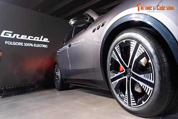 Di chuyển ra phía sau, Maserati GranCabrio Folgore có phần đuôi được làm khá tròn trịa, nuột nà khi loại bỏ đi ống xả bên dưới. Vị trí cắm sạc của mẫu xe thể thao mui trần này được bố trí bên dưới đèn hậu, thiết kế này khá hiếm trên thị trường.