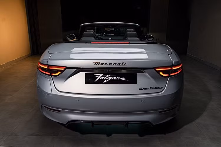 Điểm nổi bật trong thiết kế của Maserati GranCabrio Folgore nằm ở hệ thống mui mềm có thể đóng/mở trong 14–16 giây ngay cả khi xe đang di chuyển ở tốc độ lên đến 50 km/h. Người dùng có thể lựa chọn nhiều màu sắc mui khác nhau, khẳng định cá tính riêng và phong cách sống phóng khoáng.